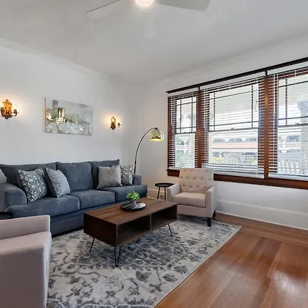 Old Mission Manor - Chic 2Br 1Ba Apartment - Sleeps 6 - Pool Table - 15 Min Walk To Downtown